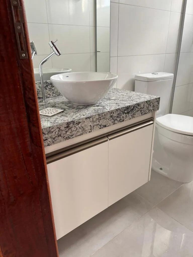 Armário de Banheiro Branco TX com Puxador Colegato em Bronze – Design Moderno e Funcional.