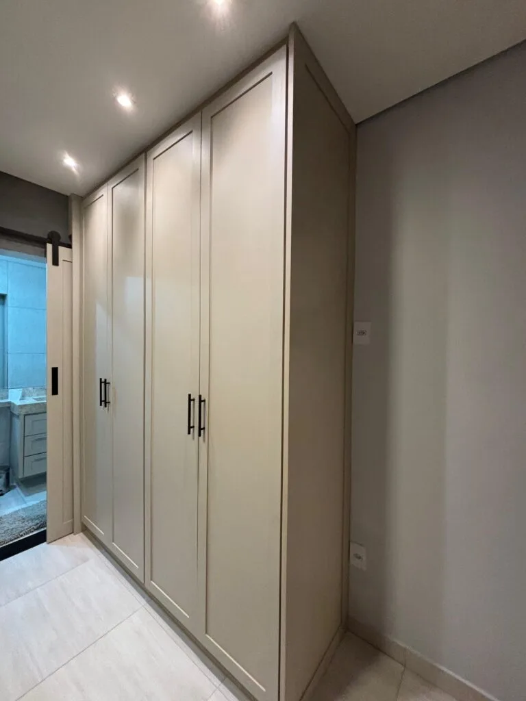 Guarda Roupa Modelo Provençal. cor  mdf kashmir.